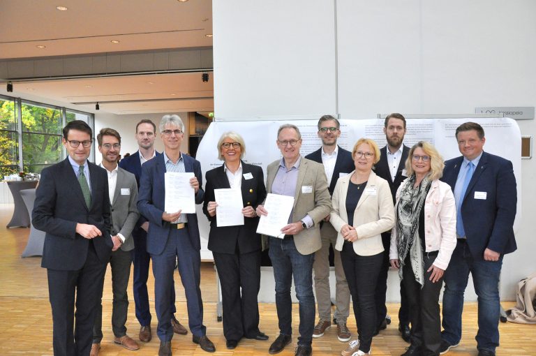 Gemeinsam mit Regierungspräsident Andreas Bothe (l.) haben Vertreter von Wirtschaftsförderungen, Kommunen und Unternehmen aus dem Münsterland und der Emscher-Lippe-Region beim Wasserstoff-Gipfel die Unterschriften-Sammlung für eine Gemeinsame Erklärung zum Ausbau der Wasserstoff-Infrastruktur offiziell gestartet. (Foto Martin Rühle/WFM Münster)