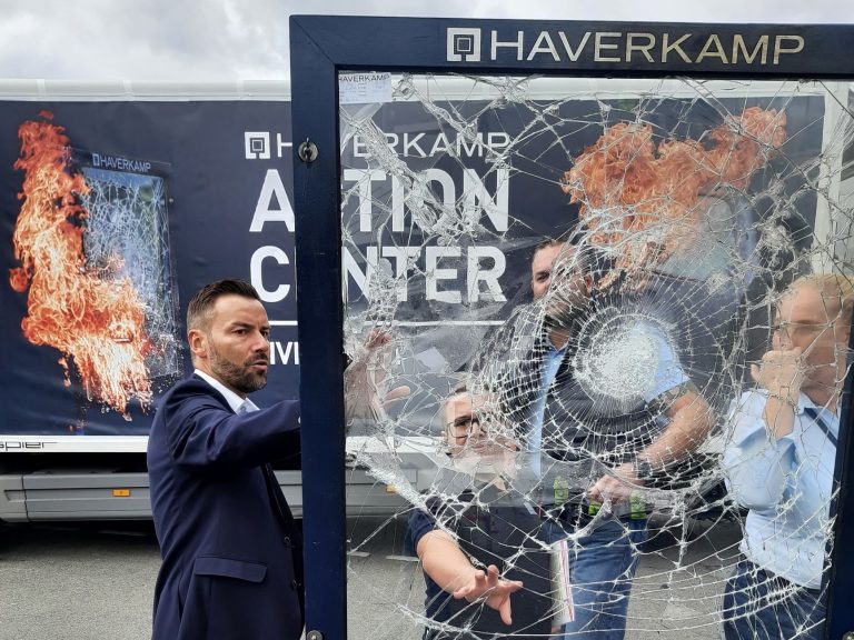Beschichtete Flachglasscheibe wird mit Molotowcocktail beworfen (Foto: Haverkamp GmbH)