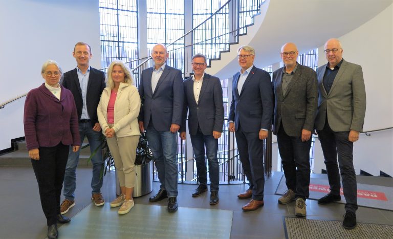 Im Austausch (v.l.n.r.): HWK-Unternehmensberaterin für Inklusionsbetriebe in Westfalen Claudia Stremming, Sachbereichsleitung Inklusionsbetriebe / LWL-Budget für Arbeit Michael Veltmann, Annette Averesch zukünftig HWK-Inklusionsberaterin EAA, Sachbereichsleitung Technischer Beratungsdienst beim LWL Frank Schrapper, LWL-Inklusionsamt Arbeit Referatsleiter Teilhabe Arbeit Ralph Peya, Hauptgeschäftsführer der HWK Münster Thomas Banasiewicz, HWK-Inklusionsberater EAA Bernhard Stüer sowie HWK-Geschäftsführer Thomas Harten (Foto: HWK Münster)