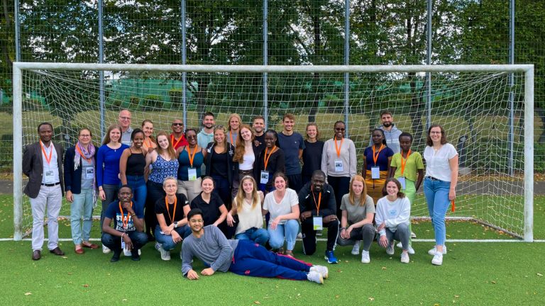 Studierende und Lehrende aus Nairobi, Kapstadt und Paderborn haben im Rahmen einer Summerschool auf dem Sportcampus der Universität Paderborn zusammengefunden. (Foto: Anton Visser)