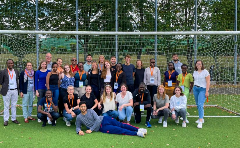 Studierende und Lehrende aus Nairobi, Kapstadt und Paderborn haben im Rahmen einer Summerschool auf dem Sportcampus der Universität Paderborn zusammengefunden. (Foto: Anton Visser)