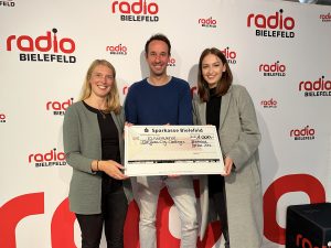 Rabea Giersch (Sparkasse Bielefeld), Timo Fratz (Radio Bielefeld) und Wiebke Kersten (Open Innovation City) (von links) rufen zum Ideenwettbewerb auf. Bis zum 20. November können sich Bielefelderinnen und Bielefelder über www.openinnovationcity.de mit ihren Vorschlägen bewerben. (Foto: Open Innovation City)