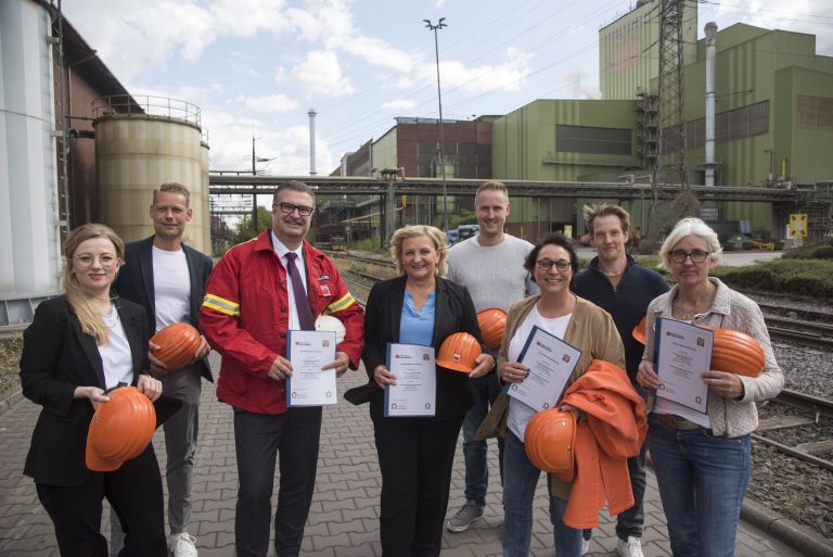 Die künftige Zusammenarbeit der Georgsmarienhütte GmbH und der Realschule Georgsmarienhütte ist vertraglich besiegelt. Auf spannende Projekte zur Beruforientierung freuen sich (von links): Annika Schütte von der Servicestelle Schule-Wirtschaft der MaßArbeit, Florian Pörtner, Ausbildungsleiter der Georgs-marienhütte GmbH, Alexander Naujoks, Geschäftsführer der Georgsmarienhütte GmbH, die Georgsmarienhütter Bürger-meisterin Dagmar Bahlo, der Koordinator für Berufsorientierung Dominik Hackmann, MaßArbeit-Bereichsleiterin Susanne Steininger, Konrektor Christian Diekmann und Schulleiterin Dagmar Stahl. (Foto: MaßArbeit / Uwe Lewandowski )