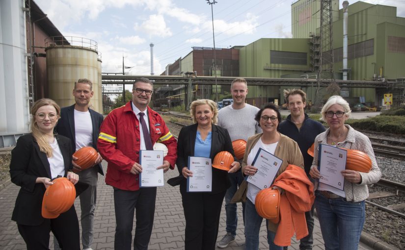 Die künftige Zusammenarbeit der Georgsmarienhütte GmbH und der Realschule Georgsmarienhütte ist vertraglich besiegelt. Auf spannende Projekte zur Beruforientierung freuen sich (von links): Annika Schütte von der Servicestelle Schule-Wirtschaft der MaßArbeit, Florian Pörtner, Ausbildungsleiter der Georgs-marienhütte GmbH, Alexander Naujoks, Geschäftsführer der Georgsmarienhütte GmbH, die Georgsmarienhütter Bürger-meisterin Dagmar Bahlo, der Koordinator für Berufsorientierung Dominik Hackmann, MaßArbeit-Bereichsleiterin Susanne Steininger, Konrektor Christian Diekmann und Schulleiterin Dagmar Stahl. (Foto: MaßArbeit / Uwe Lewandowski )