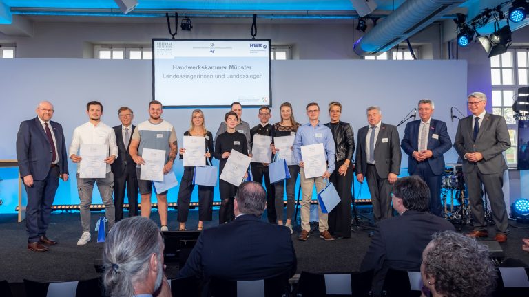 Berthold Schröder, Präsident WHKT (links), Hans Hund, Präsident Handwerkskammer Münster. (Dritter von links), Thomas Banasiewicz, Hauptgeschäftsführer Handwerkskammer Münster (rechts), Jürgen Kroos, Vizepräsident Handwerkskammer Münster (2. v.r.), Bernhard Blanke, Vizepräsident Handwerkskammer Münster (3. v.r.) Mona Neubaur, Ministerin für Wirtschaft, Industrie, Klimaschutz und Energie des Landes Nordrhein-Westfalen (4.v.r.) (Foto: HWK Münster)