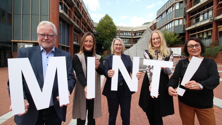 Siegfried Averhage, Leiter Geschäftsbereich Wirtschaft & Arbeit (v.li. n. re.), Sandra Schürmann, Leiterin WIGOS-Fachkräftebüro, MINT-Koordinatorin Anke Kellermeier, Landrätin Anna Kebschull und Susanne Steininger, Bereichsleiterin Übergangsma-nagement Schule-Beruf bei der MaßArbeit, wollen die MINT-Aktivitäten im Osnabrü-cker Land stärken. (Foto: Eckhard Wiebrock)