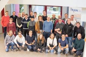 Zwei Studenten der FH Münster stellten sich der Challenge der Firma Trendelkamp Technologie GmbH aus Nordwalde und entwickelten einen Schwenkarm für das Stuhlführungssystem. Präsentation des Schwenkarm Prototypen (Foto: FH Münster/Michelle Liedtke)