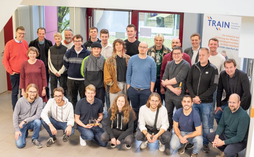 Zwei Studenten der FH Münster stellten sich der Challenge der Firma Trendelkamp Technologie GmbH aus Nordwalde und entwickelten einen Schwenkarm für das Stuhlführungssystem. Präsentation des Schwenkarm Prototypen (Foto: FH Münster/Michelle Liedtke)