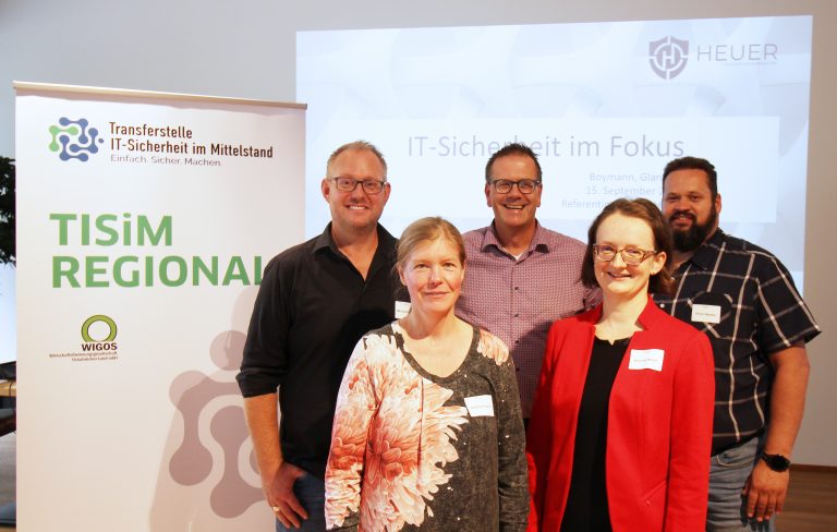 Über einen gelungenen Auftakt der Workshop-Reihe in Glandorf freuen sich: Michael Potthoff (TISiM-Ansprechpartner), Andrea Frosch (WIGOS), Christian Barthold (Fa. Boymann GmbH & Co. KG), Klaudia Heuer (Referentin) und Oliver Heyden (IT-Admin der Fa. Boymann GmbH & Co. KG) (Foto: Eckhard Wiebrock)
