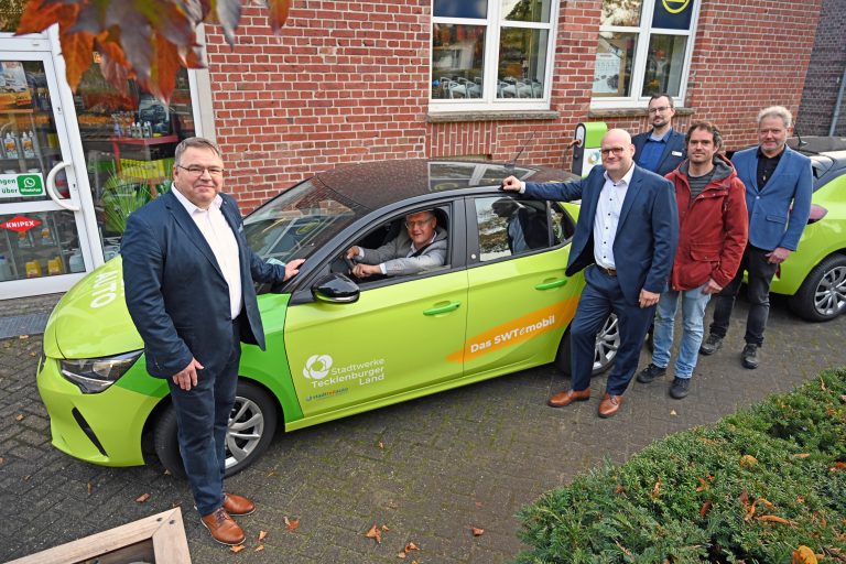 Seit dieser Woche stehen zwei schicke grüne SWTe-mobile für das Carsharing in Drei-erwalde bereit. Servicepartner Tobias Sommer (v.l.) Bürgermeister David Ostholt-hoff, SWTE-Geschäftsführer Tobias Koch, Klimaschutzmanager Tobias Reuter, Nicklas Monte (Leiter Produktentwicklung Mobilität SWO) und Oliver Wilhelm (stadtteilau-to) freuen sich über das neue Angebot in Hörstel. (Foto: SWTE)
