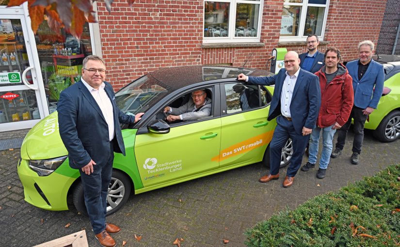 Seit dieser Woche stehen zwei schicke grüne SWTe-mobile für das Carsharing in Drei-erwalde bereit. Servicepartner Tobias Sommer (v.l.) Bürgermeister David Ostholt-hoff, SWTE-Geschäftsführer Tobias Koch, Klimaschutzmanager Tobias Reuter, Nicklas Monte (Leiter Produktentwicklung Mobilität SWO) und Oliver Wilhelm (stadtteilau-to) freuen sich über das neue Angebot in Hörstel. (Foto: SWTE)