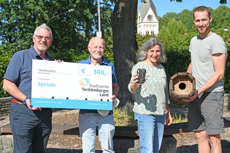 Marcus Rüdiger (v.l.) überreichte für die Stadtwerke Tecklenburger Land den symbo-lischen Scheck an Dieter Zehm, Christiane Franke und Gunnar Wascher. (Foto:SWTE)