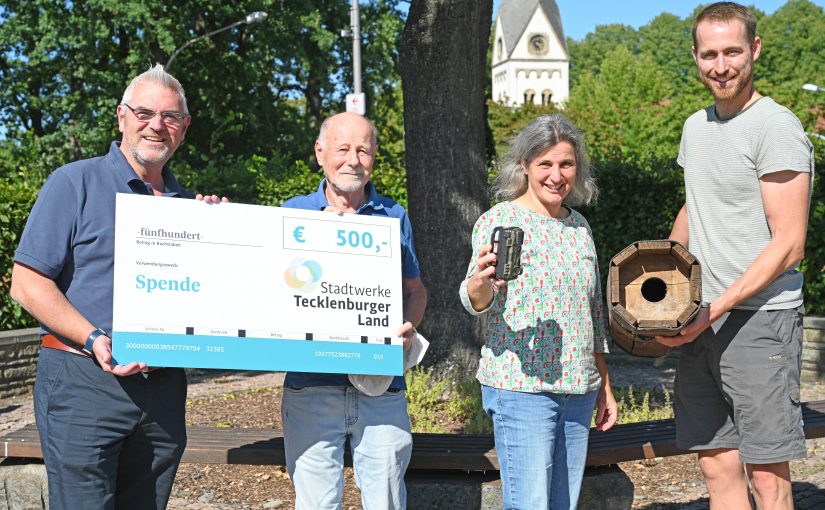 Marcus Rüdiger (v.l.) überreichte für die Stadtwerke Tecklenburger Land den symbo-lischen Scheck an Dieter Zehm, Christiane Franke und Gunnar Wascher. (Foto:SWTE)