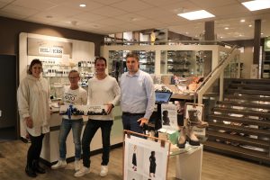 Wirtschaftsförderer Alexander Kassner (rechts) und Citymanagerin Janine Wester (links) gratulierten dem stellvertretenden Geschäftsführer Michael Reusch (2. v. r.) und Filialleiterin Brigitte Peters (2. v. l.) zum 30-jährigen Standortjubiläum und überreichten als Geschenk die „Meppener Skyline“. (Foto: Stadt Meppen)