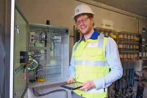 Im Rahmen seiner Abschlussarbeit hat Patrick Brückner eine Ortsnetzstation in Recke mit einer speziellen Hard- und Software zur Digitalisierung des Stromnetzes ausgestattet. (Foto: SWTE)