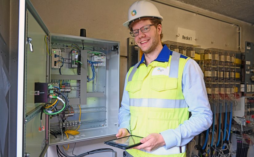 Im Rahmen seiner Abschlussarbeit hat Patrick Brückner eine Ortsnetzstation in Recke mit einer speziellen Hard- und Software zur Digitalisierung des Stromnetzes ausgestattet. (Foto: SWTE)