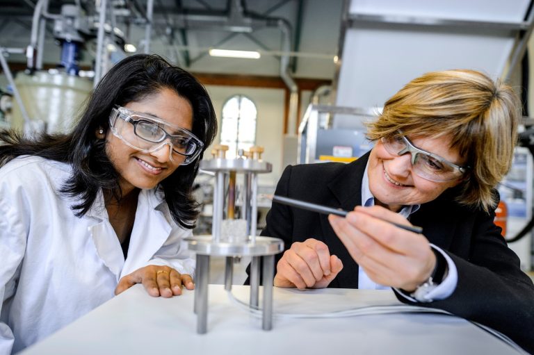Förderung und Qualifizierung des wissenschaftlichen Nachwuchses in technischen Fächergruppen – mit der neuen Talentakademie „Smart Factory & Products“ am Campus Lingen ebnet die Hochschule Osnabrück den Weg zur HAW-Professur. (Foto: Hochschule Osnabrück)