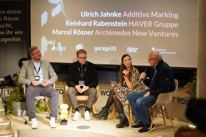 (v. l.) Dr. Ulrich Jahnke („Additive Marking“), Marcel Rösner („Archimedes New Ventures“), Catharina Vonnahme (Netzwerkmanagerin der garage33) und Reinhard Rabenstein („HAVER Business Angel Gruppe“ und ehemaliger CTO bei „Diebold Nixdorf“) im Gespräch zu den gemeinsamen Finanzierungsrunden. (Foto: Universität Paderborn)