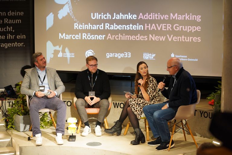(v. l.) Dr. Ulrich Jahnke („Additive Marking“), Marcel Rösner („Archimedes New Ventures“), Catharina Vonnahme (Netzwerkmanagerin der garage33) und Reinhard Rabenstein („HAVER Business Angel Gruppe“ und ehemaliger CTO bei „Diebold Nixdorf“) im Gespräch zu den gemeinsamen Finanzierungsrunden. (Foto: Universität Paderborn)