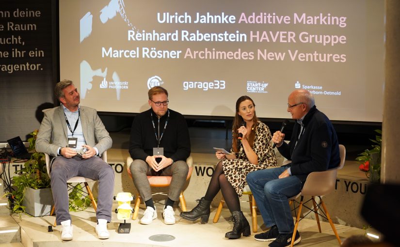 (v. l.) Dr. Ulrich Jahnke („Additive Marking“), Marcel Rösner („Archimedes New Ventures“), Catharina Vonnahme (Netzwerkmanagerin der garage33) und Reinhard Rabenstein („HAVER Business Angel Gruppe“ und ehemaliger CTO bei „Diebold Nixdorf“) im Gespräch zu den gemeinsamen Finanzierungsrunden. (Foto: Universität Paderborn)