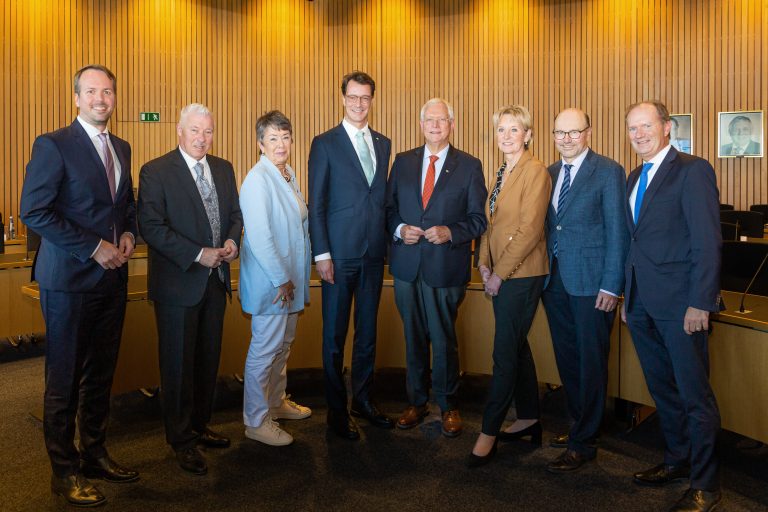 v.l.n.r. Stefan Ast (Geschäftsführer NRW-Stiftung), Prof. Dr. Karl-Heinz Erdmann (Vorstand NRW-Stiftung), Prof. Dr. Barbara Schock-Werner (Vizepräsidentin NRW-Stiftung), Ministerpräsident Hendrik Wüst (Stiftungsratsvorsitzender NRW-Stiftung), Eckhard Uhlenberg (Präsident NRW-Stiftung), Dr. Ute Röder (Vorstand NRW-Stiftung), Franz-Josef Lersch-Mense (Vorstand NRW-Stiftung), Michael Breuer (Vorsitzender Förderverein NRW-Stiftung). (Foto: NRW-Stiftung / Judith Büthe)
