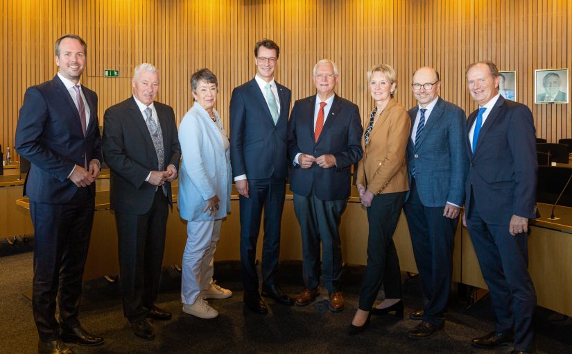 v.l.n.r. Stefan Ast (Geschäftsführer NRW-Stiftung), Prof. Dr. Karl-Heinz Erdmann (Vorstand NRW-Stiftung), Prof. Dr. Barbara Schock-Werner (Vizepräsidentin NRW-Stiftung), Ministerpräsident Hendrik Wüst (Stiftungsratsvorsitzender NRW-Stiftung), Eckhard Uhlenberg (Präsident NRW-Stiftung), Dr. Ute Röder (Vorstand NRW-Stiftung), Franz-Josef Lersch-Mense (Vorstand NRW-Stiftung), Michael Breuer (Vorsitzender Förderverein NRW-Stiftung). (Foto: NRW-Stiftung / Judith Büthe)