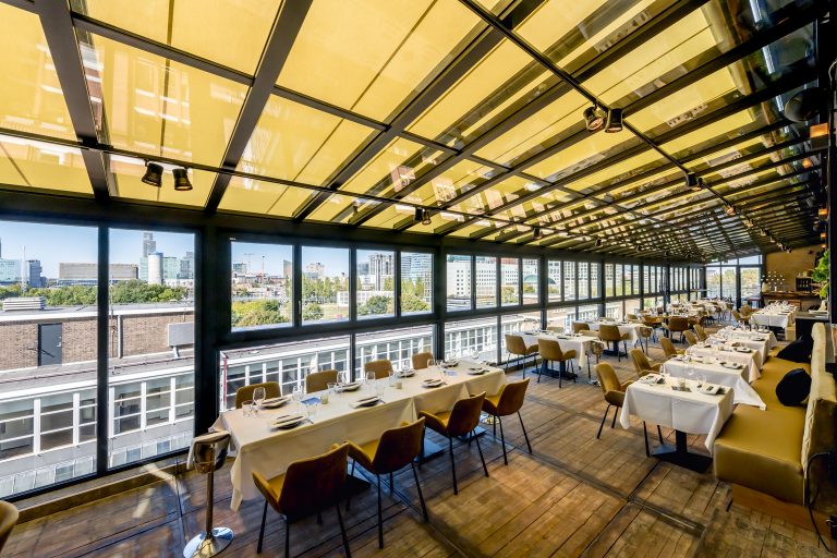 Im Sommer 2020 hat Markisenspezialist markilux den Dach-Wintergarten des Restaurants Harbour Club in Den Haag mit einer großen Markisenanlage ausgestattet - basierend auf dem Modell markilux 8800. Dem Auftraggeber waren Markenqualität, Windsicherheit und schöne Atmosphäre bei der Produktwahl wichtig. Die Investition hat sich für den Gastronomen gerechnet. Denn die Gäste fühlen sich laut ihm wohl. (Foto: markilux)