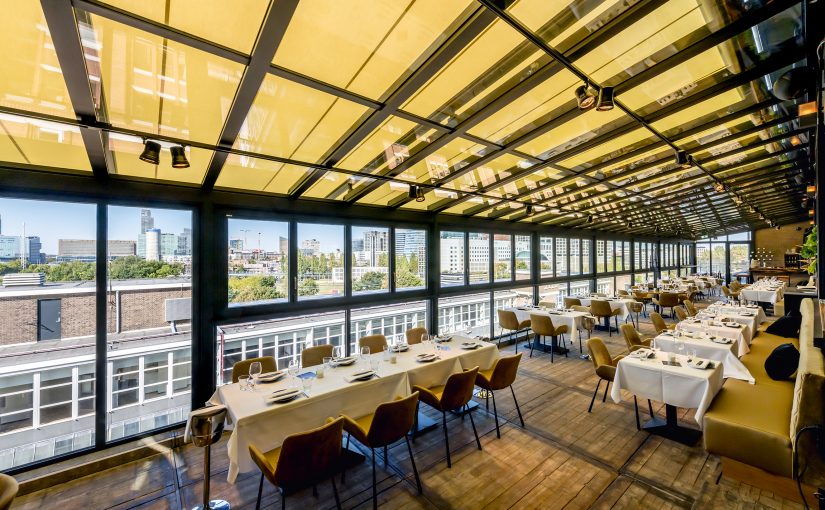 Im Sommer 2020 hat Markisenspezialist markilux den Dach-Wintergarten des Restaurants Harbour Club in Den Haag mit einer großen Markisenanlage ausgestattet - basierend auf dem Modell markilux 8800. Dem Auftraggeber waren Markenqualität, Windsicherheit und schöne Atmosphäre bei der Produktwahl wichtig. Die Investition hat sich für den Gastronomen gerechnet. Denn die Gäste fühlen sich laut ihm wohl. (Foto: markilux)