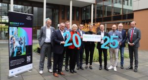 v. l.: Wolfgang Marquardt, Prokurist OstWestfalenLippe GmbH / Björn Böker, Geschäftsführer OWL GmbH / Jörg Timmermann, Vorsitzender Gesellschafterversammlung OstWestfalenLippe GmbH / Prof. Dr. Ingeborg Schramm-Wölk, Präsidentin Fachhochschule OWL und stellvertretende Vorsitzende Clusterboard it’s OWL / Dr. Stefan Breit, Geschäftsführer Miele und Vorsitzender Clusterboard it’s OWL / Mona Neubaur, Ministerin für Wirtschaft, Industrie, Klimaschutz und Energie des Landes NRW / Günter Korder, Geschäftsführer it’s OWL Clustermanagement / Prof. Dr. Roman Dumitrescu, Geschäftsführer it’s OWL Clustermanagement / Bernhard Hoppe-Biermeyer, MDL / Volker Voelcker, Partner PricewaterhouseCoopers (Foto: OWL GmbH)