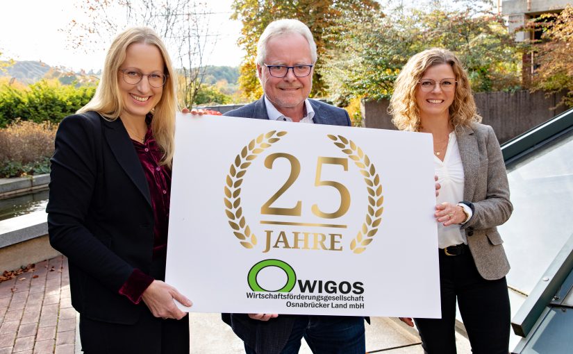 Landrätin Anna Kebschull freut sich mit WIGOS-Geschäftsführer Siegfried Averhage und WIGOS-Prokuristin Martina Manteuffel über die positive Entwicklung der Wirtschaftsförderung im Landkreis in den vergangenen 25 Jahren. (Foto: Miriam Loeskow-Bücker)