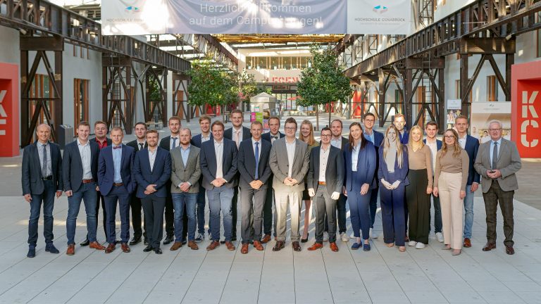 Die diesjährigen Masterabsolventinnen und -absolventen am Institut für Duale Studiengänge am Campus Lingen sind stolz auf ihre erreichten Leistungen. (Foto: Hochschule Osnabrück)