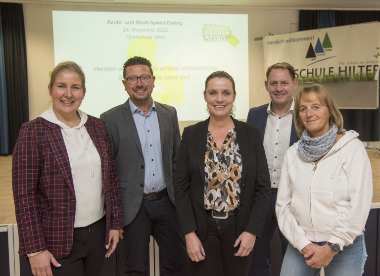 Freuen sich gemeinsam über erfolgreiche Mini-Vorstellungsgespräche: v.l.n.r. Sabine Michalick (I. & W. Er-penbeck, Glandorf), MaßArbeit-Vorstand Lars Hellmers, Anja Wellmeyer (Klenke Druck), Bürgermeister Marc Schewski, Schulleiterin Ute Haehnel. (Foto: MaßArbeit / Uwe Lewandowski)