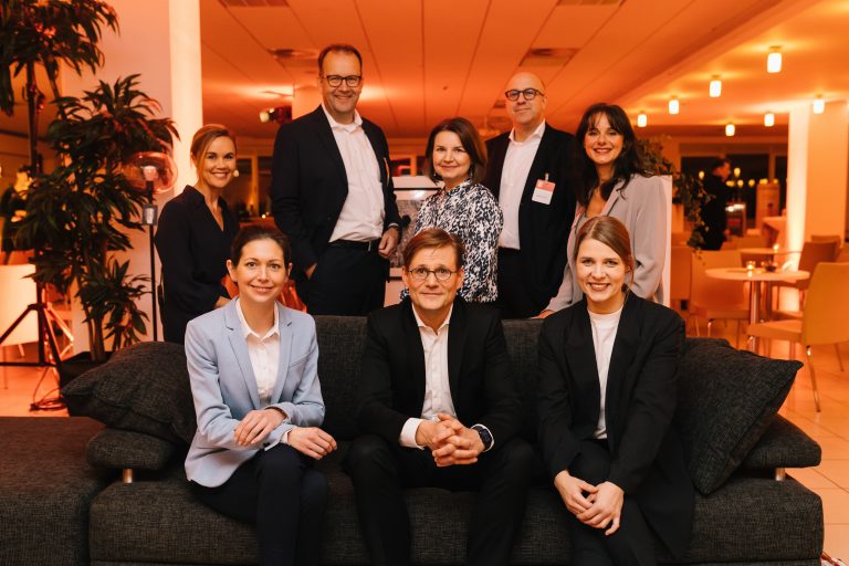 Gäste und Gastgeber des Markentages: (h. v. l.) Julia Ures, Martin Knabenreich, Claudia Rosenheinrich, Martin Richrath und Kati Bölefahr sowie (v. v. l.) Eva Schulte-Austum, Peter Pirck und Julia König. (Foto: Bielefeld Marketing GmbH)
