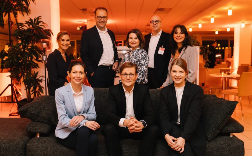 Gäste und Gastgeber des Markentages: (h. v. l.) Julia Ures, Martin Knabenreich, Claudia Rosenheinrich, Martin Richrath und Kati Bölefahr sowie (v. v. l.) Eva Schulte-Austum, Peter Pirck und Julia König. (Foto: Bielefeld Marketing GmbH)