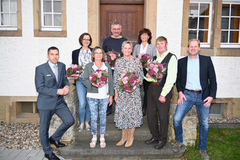 Hintere Reihe (v. l.): Isabel Schulte (Stadtmarketing), Klaus Büker (Bauhof), Monika Altemeier (Abt. Bürgerdienste). Vordere Reihe (v. l.): Bürgermeister Burkhard Schwuchow, Dorothee Förster (KiGa Siddinghausen), Monika Finke (Abt. Bürgerdienste), Jakob Kasdorf (Bauhof) und Jörg Altemeier (Abt. Zentrale Dienste). (Foto: Stadt Büren)