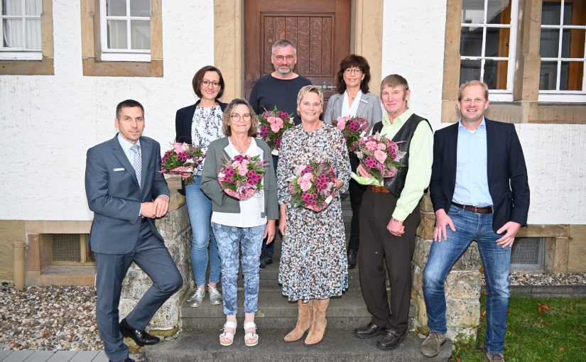 Hintere Reihe (v. l.): Isabel Schulte (Stadtmarketing), Klaus Büker (Bauhof), Monika Altemeier (Abt. Bürgerdienste). Vordere Reihe (v. l.): Bürgermeister Burkhard Schwuchow, Dorothee Förster (KiGa Siddinghausen), Monika Finke (Abt. Bürgerdienste), Jakob Kasdorf (Bauhof) und Jörg Altemeier (Abt. Zentrale Dienste). (Foto: Stadt Büren)