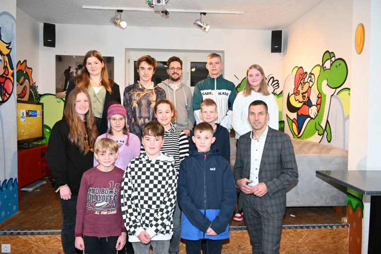 Freuen sich über die Mitwirkung im kommunalpolitischen Gremium: Carolin Hoffmann, Jordan Huber, Alessandro Ferraro (Jugendpflege), Ramon Thoma, Zuza Kania (hintere Reihe, v. l.); Annika Köjer, Emma Hecht, Chiara Heiermann, Kevin Krieger (mittlere Reihe, v. l.); Philipp Hillebrand, Jonas Böddeker, Lukas Engels, Bürgermeister Burkhard Schwuchow (vordere Reihe, v. l.). Es fehlt: Nele Fischer. (Foto: Stadt Büren)