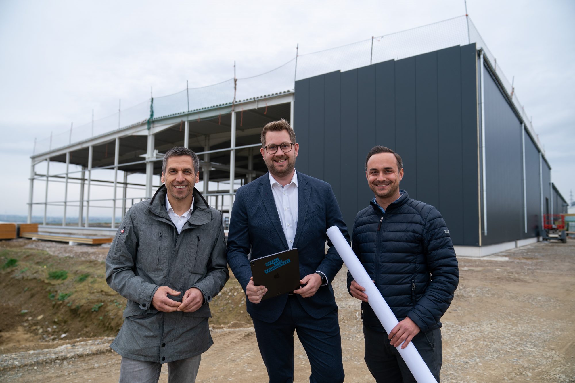 Während der Besichtigung der neuen Halle im Industriegebiet Büren-West (v. l.): Bürgermeister Burkhard Schwuchow, Geschäftsführer Dominik Kersting und Produktionsleiter Adam Duda. (Foto: Stadt Büren)