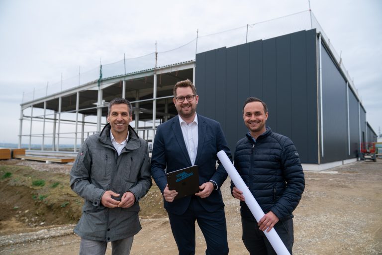 Während der Besichtigung der neuen Halle im Industriegebiet Büren-West (v. l.): Bürgermeister Burkhard Schwuchow, Geschäftsführer Dominik Kersting und Produktionsleiter Adam Duda. (Foto: Stadt Büren)