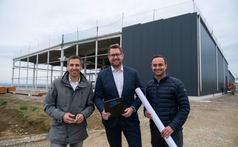 Während der Besichtigung der neuen Halle im Industriegebiet Büren-West (v. l.): Bürgermeister Burkhard Schwuchow, Geschäftsführer Dominik Kersting und Produktionsleiter Adam Duda. (Foto: Stadt Büren)