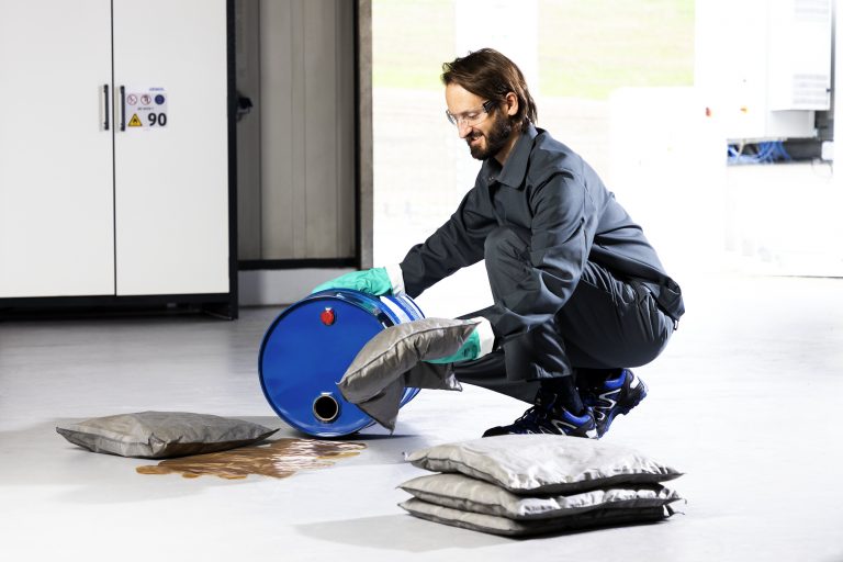 Schnelle Hilfe für eine saubere Umwelt: DENSORB Bindemittel gibt es in verschiedenen Ausführungen – als Kissen, Tücher, Matten, Schlangen oder als Granulat (Foto: Denios)