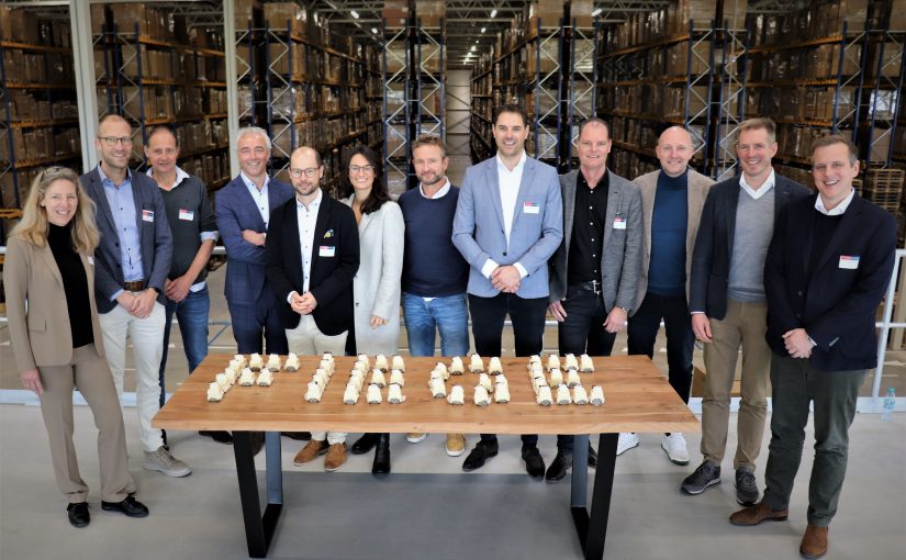 Eröffneten das neue Fiege-Logistikzentrum in Zaandam (v.l.n.r.): Meike Schmidt-Krenz (Managing Director im Fiege-Geschäftsbereich Consumer Products), Hendrik Visser (Projektleiter der Gemeinde Zaandam), Csaba Foeldes (Director Fiege B.V.), Pieter Hogenhout (Geschäftsführer Zuiver), Christoph Mangelmans (Managing Director im Fiege-Geschäftsbereich Consumer Products), Sabine Zarges (Head of Operations bei Zuiver), Jaap Landsaat (Inhaber Zuiver), Pieter van Dop (Director Fiege B.V.), Raymond van der Putten (Director Operations bei Zuiver), Arjen Lubbes (Inhaber Zuiver), Jens Fiege (Co-CEO Fiege-Gruppe), Martin Rademaker (Vorstand der Fiege-Gruppe). (Foto: Fiege)