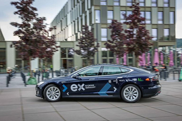 Jedes E-Auto zieht in anderer Weise Strom: ein Tesla des E-Carsharing-Anbieters CITYca. (Foto: Sarah Jonek/FH Bielefeld)