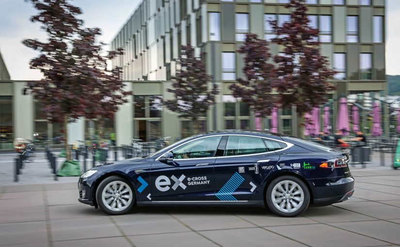 Jedes E-Auto zieht in anderer Weise Strom: ein Tesla des E-Carsharing-Anbieters CITYca. (Foto: Sarah Jonek/FH Bielefeld)