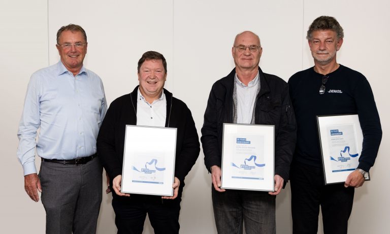 Firmengründer und CEO Helmut Dennig gratuliert drei echten DENIOS Urgesteinen: Michael Saßmannshausen, Dieter Pohlmann und Dirk Baake sind seit 35 Jahren im Unternehmen (Foto: Denios)