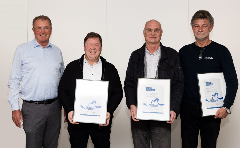 Firmengründer und CEO Helmut Dennig gratuliert drei echten DENIOS Urgesteinen: Michael Saßmannshausen, Dieter Pohlmann und Dirk Baake sind seit 35 Jahren im Unternehmen (Foto: Denios)