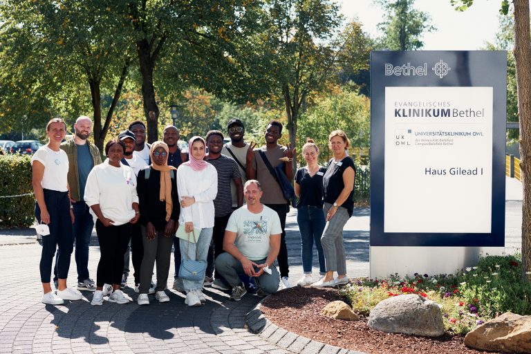 Einen sehr abwechslungsreichen und informativen Tag erlebten die geflüchteten Studierenden aus der Ukraine am EvKB. Glücklich und begeistert waren über den gelungenen Workshoptag nicht nur die geflüchteten Studierenden, sondern auch die Organisatorinnen und Organisatoren der Veranstaltung. (Foto: P. Pollmeier/FH Bielefeld)