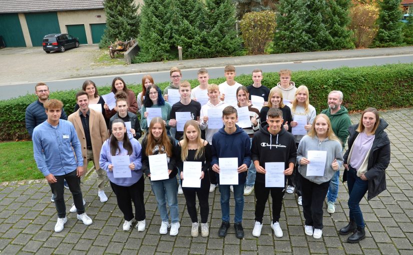 Die Schülergruppe vom Söderblom Gymnasium freut sich gemeinsam mit Lehrkräften sowie Gauselmann-Mitarbeitern über den Erhalt ihres Zertifikats und den erfolgreichen Abschluss des Wirtschaftsplanspiels (Foto: Gauselmann)