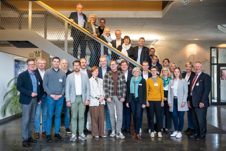 Branche unter Druck: Der IHK-Handelsausschuss unter Leitung von Christoph Berger (9.v.l.) diskutierte im Bildungszentrum des Handels in Recklinghausen über Fachkräftemangel, explodierende Energiepreise und Konsumzurückhaltung. (Foto: Pöhnert/IHK Nord Westfalen)