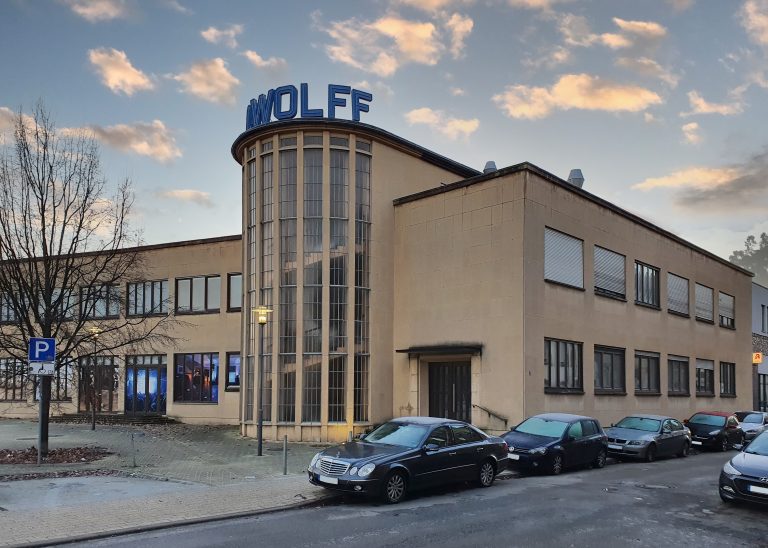 Das 1949-1950 von der Seilwolff AG erbaute und vom renommierten Architekten Alfred Au entworfene Verwaltungsgebäude zeigt einen markanten Treppenturm in einer leicht geschwungenen Fassade. (Foto: Höferlein)